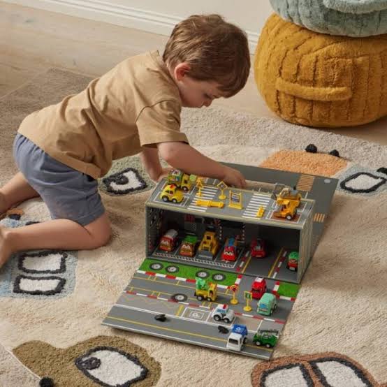 Jiggle and Giggle Fold out Garage and 18 Vehicles Set