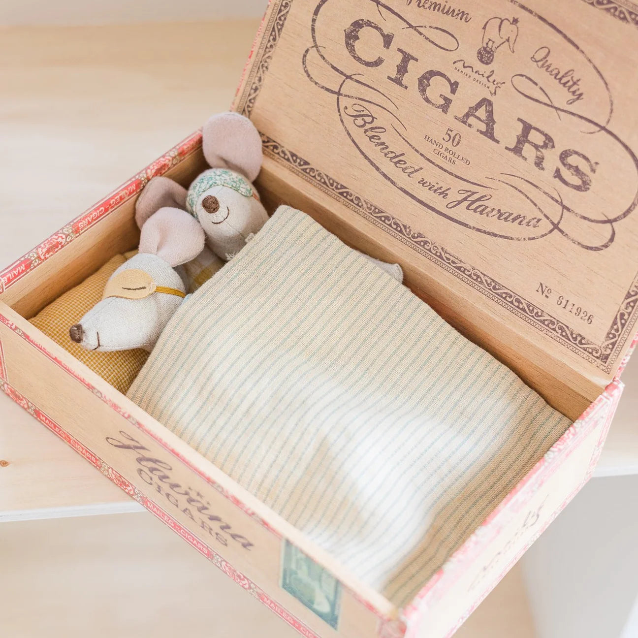 MAILEG - MUM & DAD IN CIGARBOX