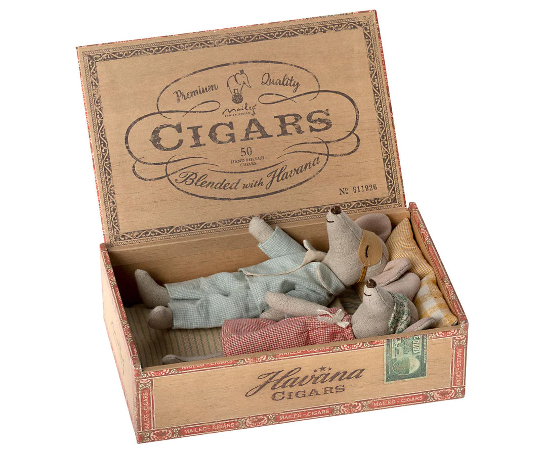 MAILEG - MUM & DAD IN CIGARBOX