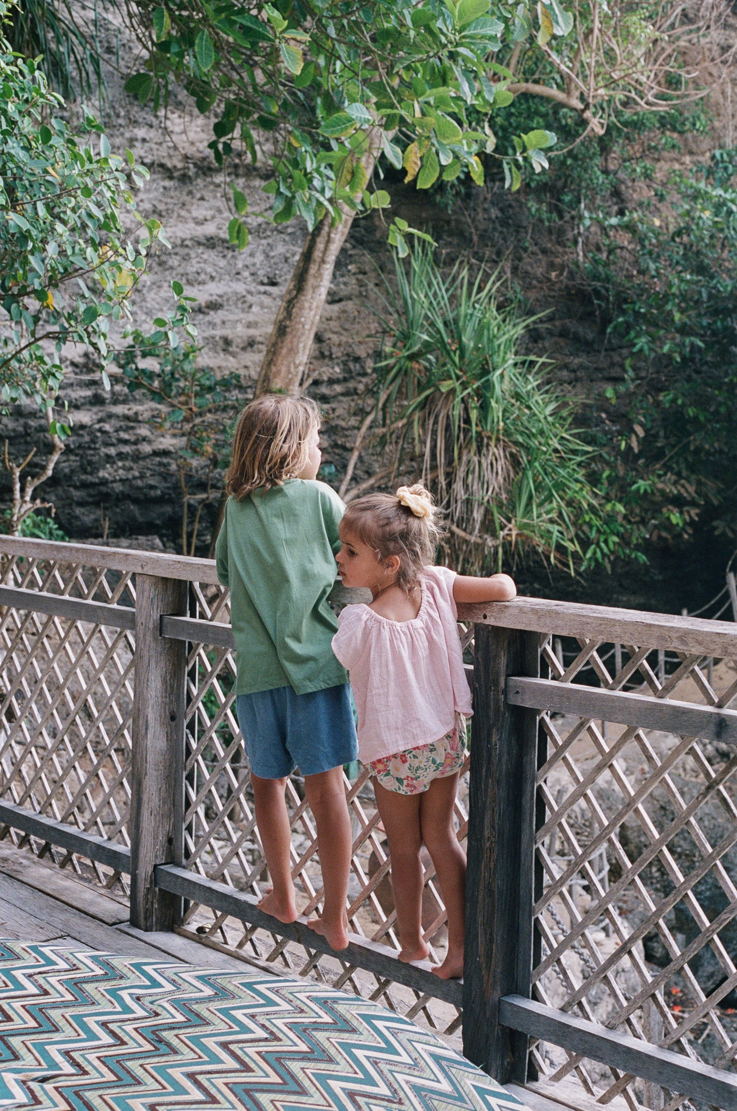 Illoura warm Sun Artist Collab Tee Hunter